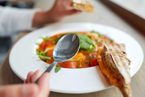 Gazpacho çorbası restoranda yemek kadın — Stok fotoğraf