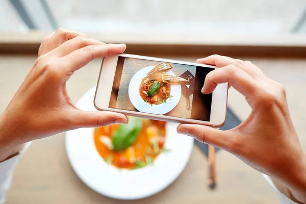Manos con smartphone fotografiando comida — Foto de Stock