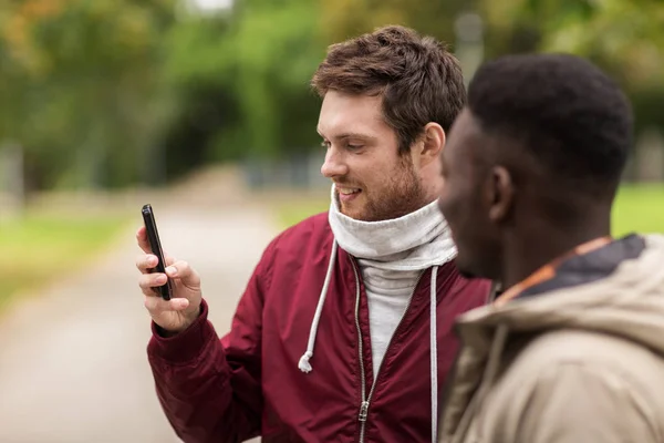 Glückliche Freunde mit Smartphone im Freien — Stockfoto