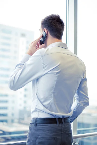 Hombre de negocios llamando en el teléfono inteligente en la oficina —  Fotos de Stock