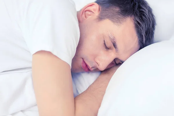 Jóképű férfi alszik az ágyban — Stock Fotó
