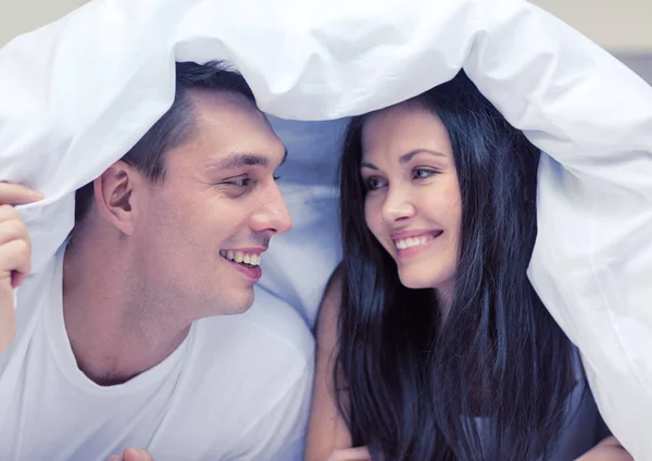Щаслива пара спить у ліжку — стокове фото