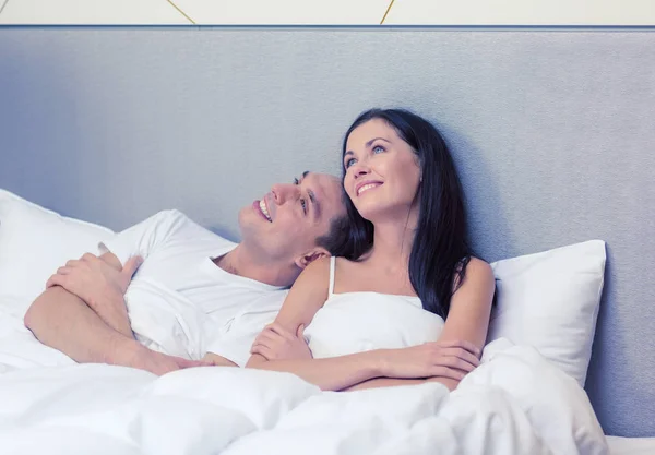 Casal feliz sonhando na cama — Fotografia de Stock