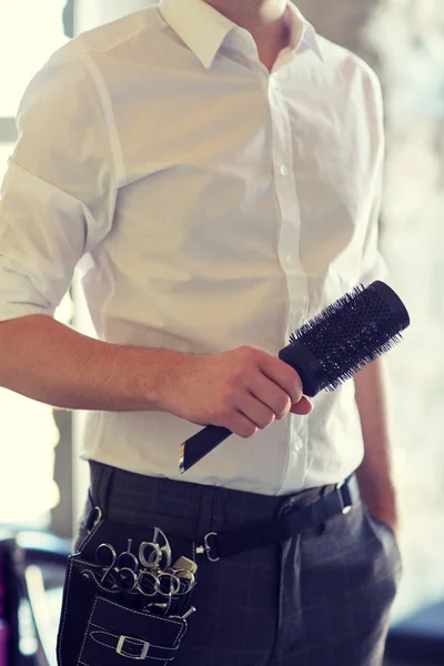 Close up de estilista masculino com escova no salão — Fotografia de Stock