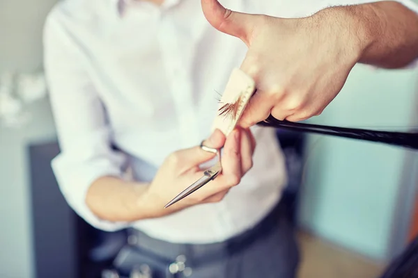 Мужчины стилист руки резки волосы советы в салоне — стоковое фото