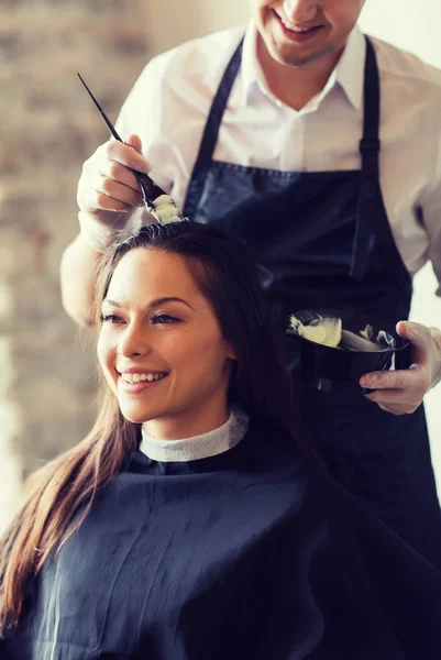 Szczęśliwa kobieta ze stylistką kolorowanki włosy w salonie — Zdjęcie stockowe