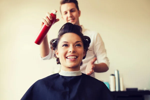 Mulher feliz com estilista fazendo penteado no salão — Fotografia de Stock