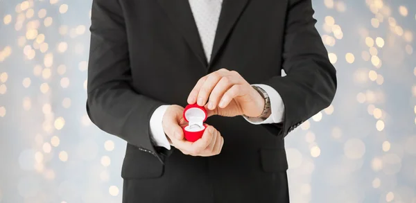Zbliżenie na człowieka z pierścionek zaręczynowy w pudełku prezentowym — Zdjęcie stockowe