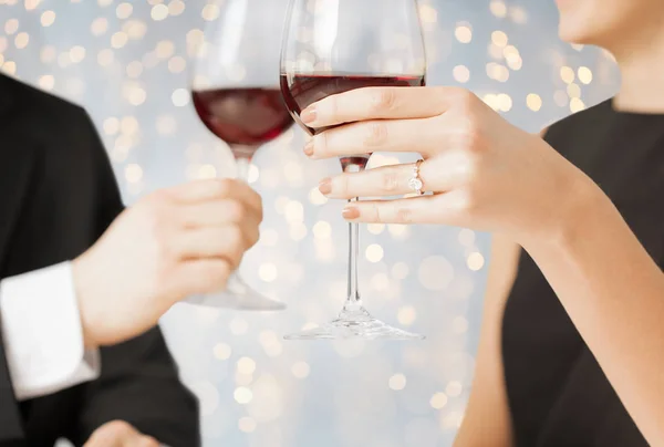 Close up of engaged couple with wine glasses — Stock Photo, Image