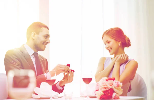 Hombre proponiendo matrimonio a su novia en el restaurante — Foto de Stock