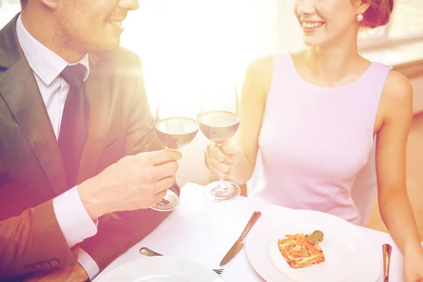 Lyckliga par med glas vin på restaurang — Stockfoto