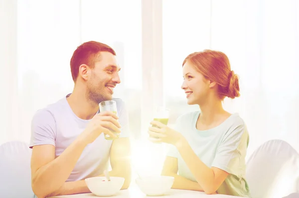 Sorrindo casal tomando café da manhã em casa — Fotografia de Stock