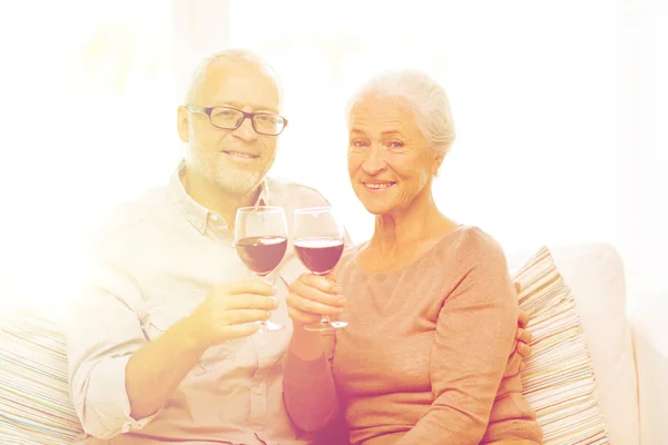 Happy senior couple with glasses of red wine — Stock Photo, Image
