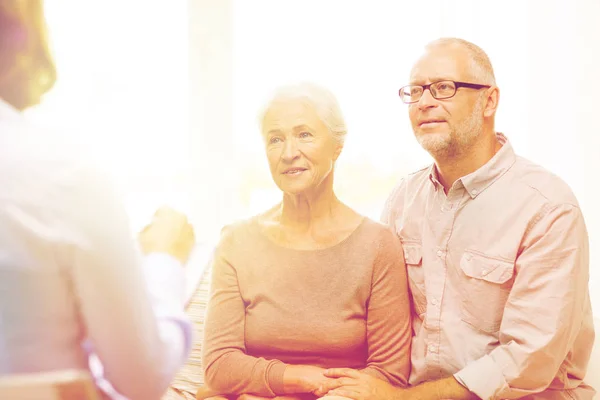 Lykkelig senior par hjemme – stockfoto