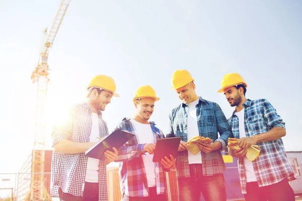 Groupe de constructeurs souriants avec tablette PC à l'extérieur — Photo