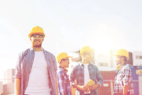 Skupina usmívající se stavitelé v havířské venku — Stock fotografie
