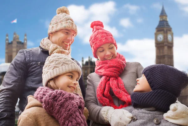 Gelukkige familie over Londen city achtergrond — Stockfoto