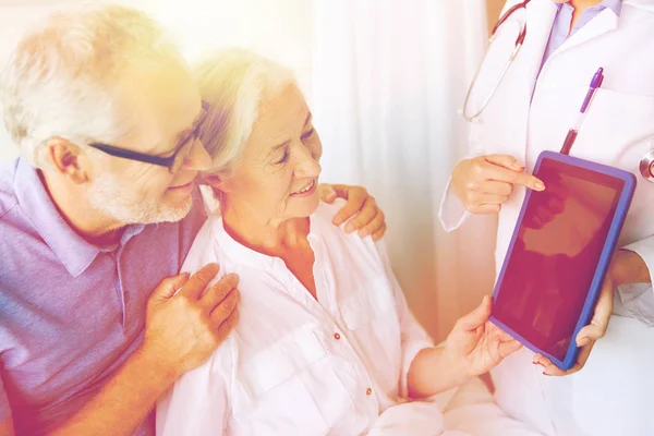 Starší žena a lékař s tabletovým pc v nemocnici — Stock fotografie