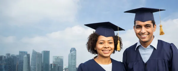 Studenti o scapoli in tavole di malta sopra la città — Foto Stock