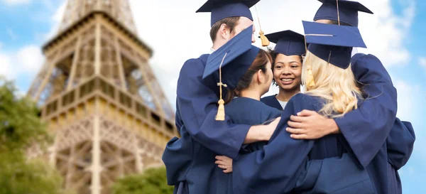 Studenten oder Junggesellen umarmen sich über den Eiffelturm — Stockfoto