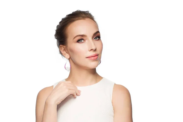 Mujer sonriente en vestido blanco con joyas de perlas — Foto de Stock