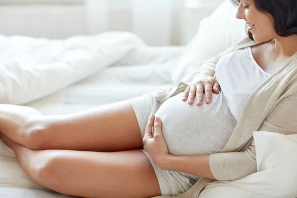 Szczęśliwy w ciąży kobiety w łóżku w domu z bliska — Zdjęcie stockowe