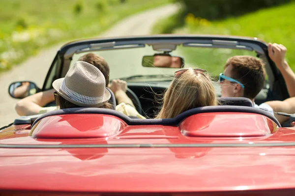 Lykkelige venner som kjører kabriolet om sommeren – stockfoto