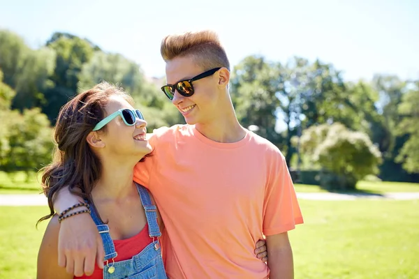 Heureux adolescent couple regarder l 'autre dans parc — Photo