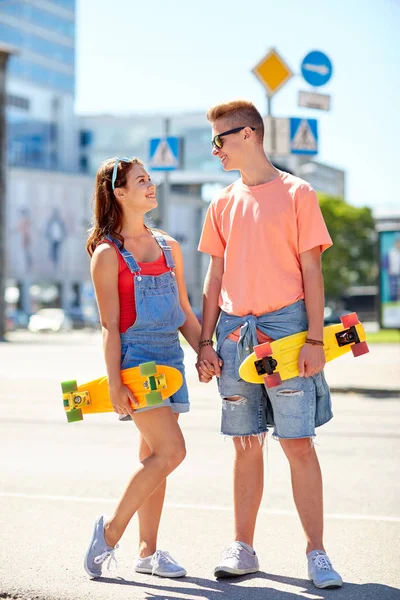 Şehrin sokaklarında kaykay yapan genç bir çift — Stok fotoğraf