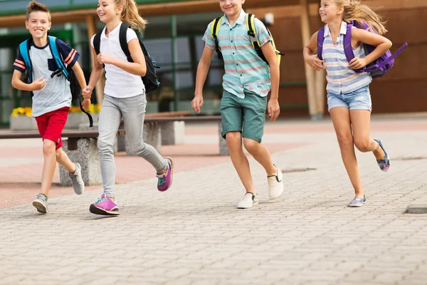 Skupina studentů ZŠ šťastná běží — Stock fotografie