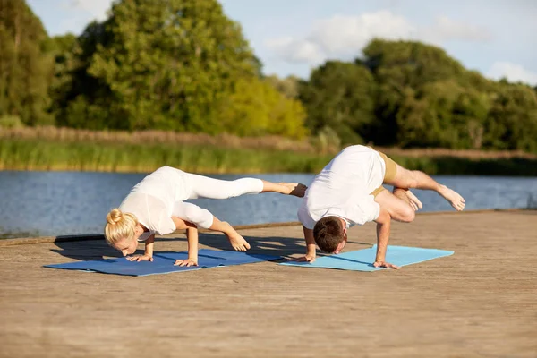 Paar posiert mit Yoga-Kran im Freien — Stockfoto