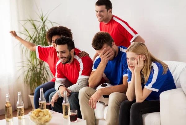Amigos ou fãs de futebol assistindo futebol em casa — Fotografia de Stock