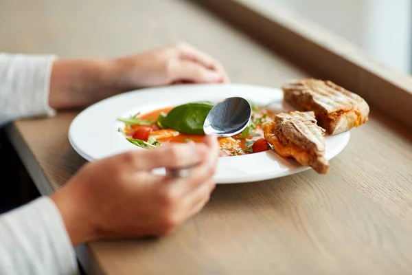 Donna che mangia zuppa di gazpacho al ristorante — Foto Stock