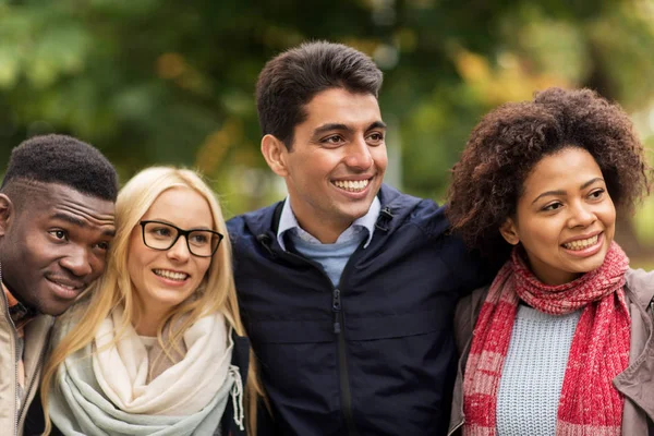 Groep gelukkig internationale vrienden buiten — Stockfoto