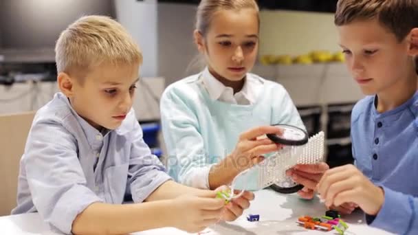 Anak-anak bahagia belajar di sekolah robotika — Stok Video