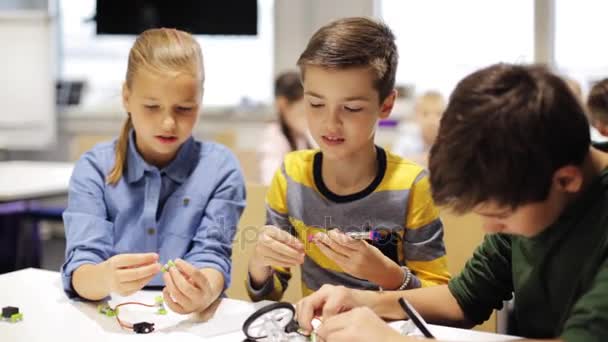 Glada barn att göra high five på robotics skola — Stockvideo