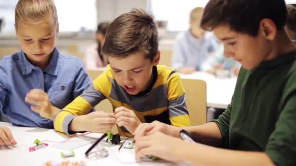Bambini felici che fanno il cinque alla scuola di robotica — Video Stock
