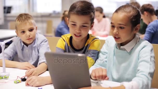 Kinderen met tablet pc programmering op robotica school — Stockvideo
