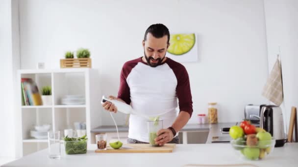 Man with blender cooking smoothie at home kitchen — Stock Video
