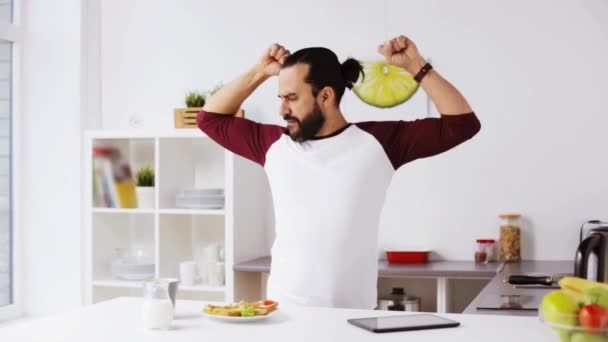 Człowiek jedzenie śniadanie i taniec w domu — Wideo stockowe