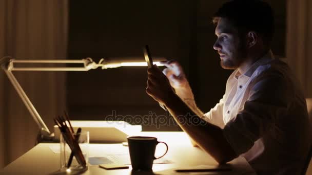 Człowiek z komputera typu tablet, pracują do późna noc w biurze — Wideo stockowe