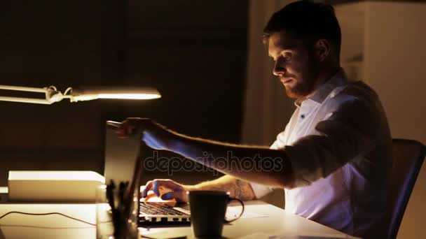 Homme avec le travail de finition d'ordinateur portable au bureau de nuit — Video