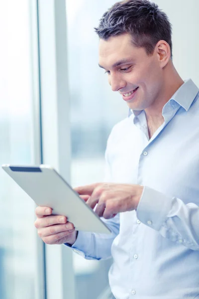 Glimlachend zakenman met tablet pc in office — Stockfoto