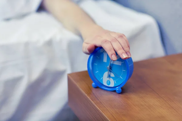 Primer plano de la mano en el despertador en el dormitorio —  Fotos de Stock