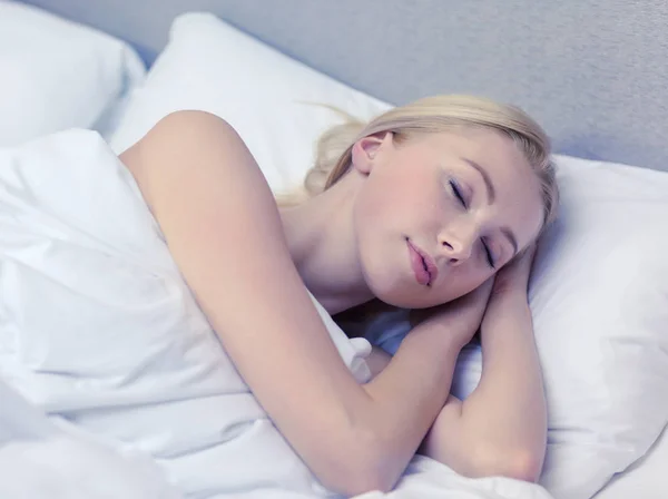 Hermosa mujer durmiendo en la cama —  Fotos de Stock