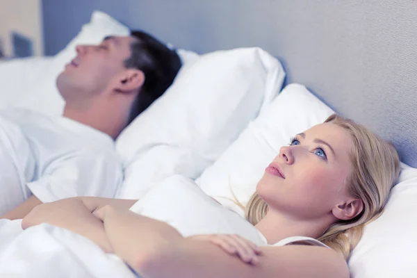 Lyckliga paret sova i sängen — Stockfoto