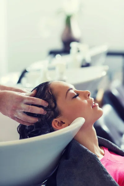Glad ung kvinna på frisörsalong — Stockfoto