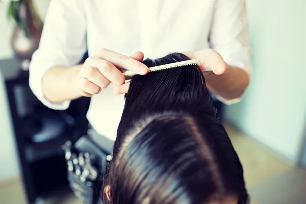 Mani di stilista maschili pettinando capelli umidi a salone — Foto Stock