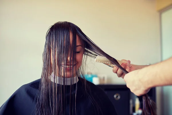 Femme heureuse avec coiffeur coupe les cheveux au salon — Photo