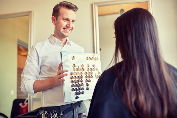 Femme choisir la couleur des cheveux de la palette au salon — Photo